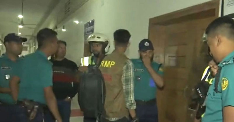 saurav/বিচারকের বাসায় ঢুকে ছুরিকাঘাতে ছেলেকে হত্যা.jpg